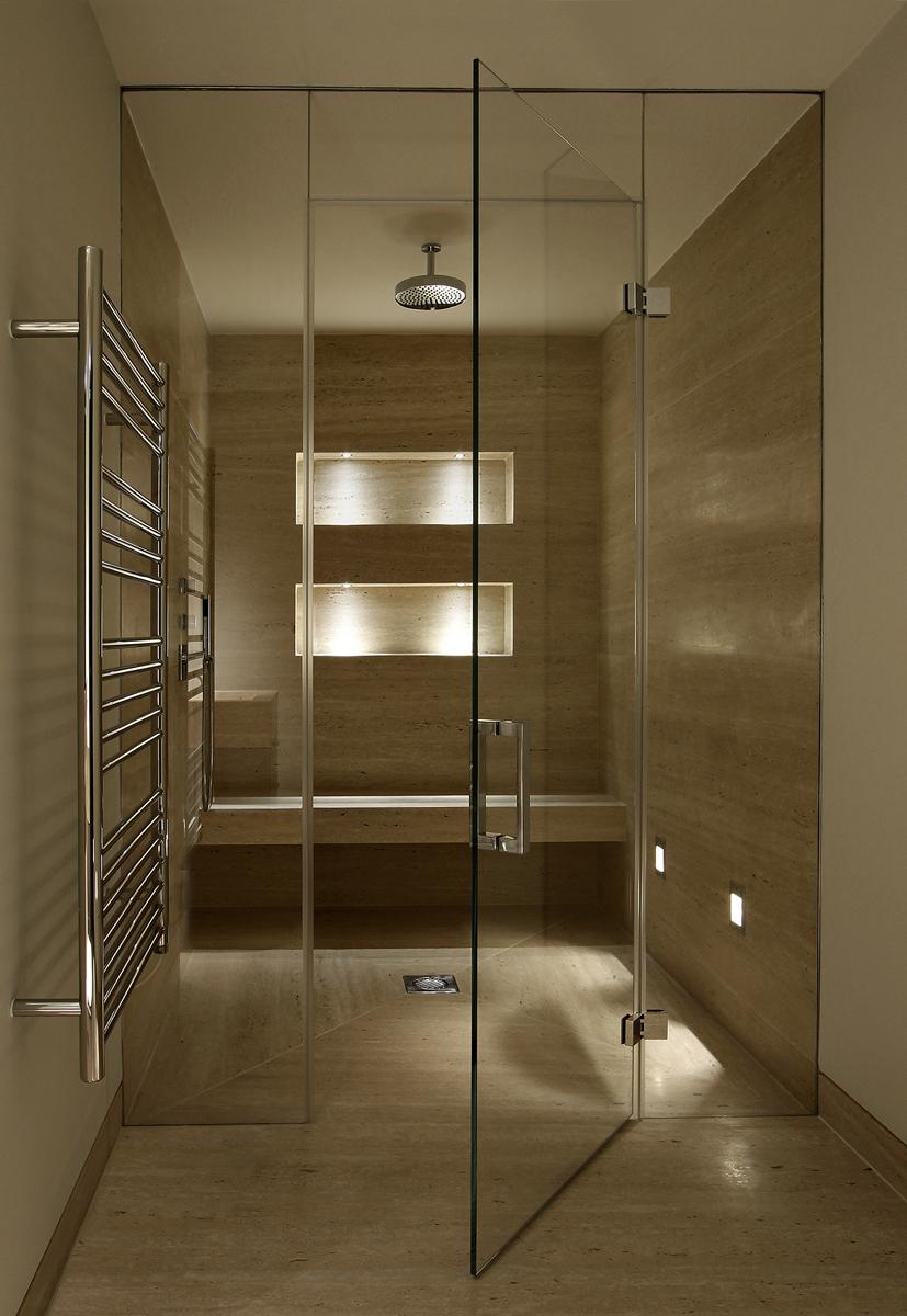 Frameless glass steam room and sauna screen